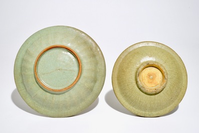 Un vase et deux plats en porcelaine de Chine c&eacute;ladon de Longquan, Ming