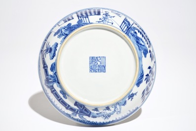 Une assiette en porcelaine de Chine bleu et blanc &agrave; d&eacute;cor &quot;Les Trois Amis de l'hiver&quot;, marque et &eacute;poque de Qianlong