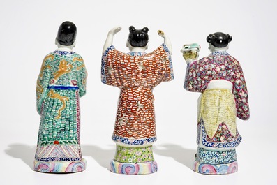 Trois figures en porcelaine de Chine famille rose, 19/20&egrave;me