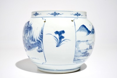 Un pot globulaire en porcelaine de Chine bleu et blanc, Kangxi