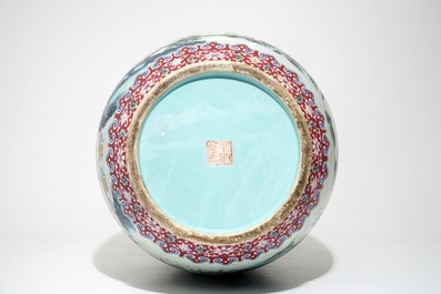 Un tr&egrave;s grand vase en porcelaine de Chine famille rose, marque de Qianlong, 19/20&egrave;me