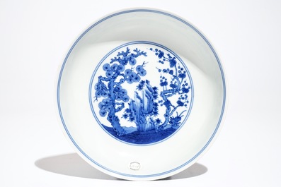 Een Chinees blauwwit bord met &quot;Drie Vrienden van de Winter&quot; decor, Qianlong merk en periode