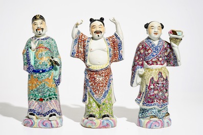 Trois figures en porcelaine de Chine famille rose, 19/20&egrave;me
