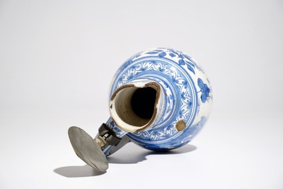 A blue and white chinoiserie jug with pewter lid, Haarlem or Delft, 1st half 17th C.