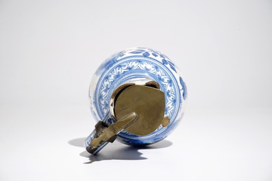 A blue and white chinoiserie jug with pewter lid, Haarlem or Delft, 1st half 17th C.