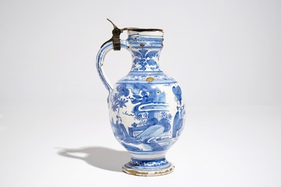 A blue and white chinoiserie jug with pewter lid, Haarlem or Delft, 1st half 17th C.