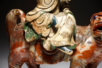 Een Chinese zeepstenen figuur van de onsterfelijke Vajraputra op een boeddhistische leeuw, Kangxi/Qianlong