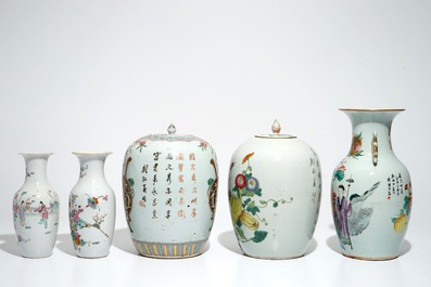 Cinq vases en porcelaine de Chine famille rose, 19/20&egrave;me