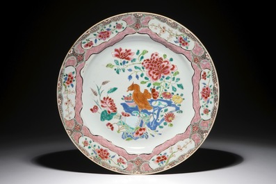 Een Chinese famille rose schotel en twee borden met decor van mandarijn eenden, Qianlong