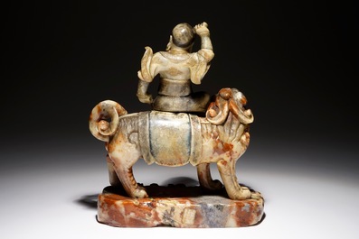 Une figure de l'immortel Vaishravana sur un lion bouddhiste en pierre de savon, Kangxi/Qianlong