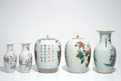 Cinq vases en porcelaine de Chine famille rose, 19/20&egrave;me