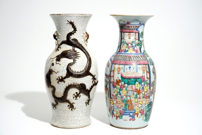 Un vase en porcelaine de Chine famille rose et un vase au dragon, 19&egrave;me