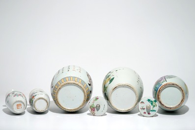 Cinq vases en porcelaine de Chine famille rose, 19/20&egrave;me