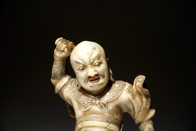 Een Chinese zeepstenen figuur van de onsterfelijke Vaishravana op een boeddhistische leeuw, Kangxi/Qianlong