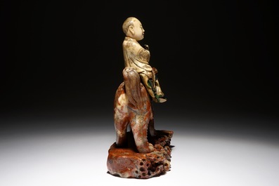 Een Chinese zeepstenen figuur van de onsterfelijke Vajraputra op een boeddhistische leeuw, Kangxi/Qianlong
