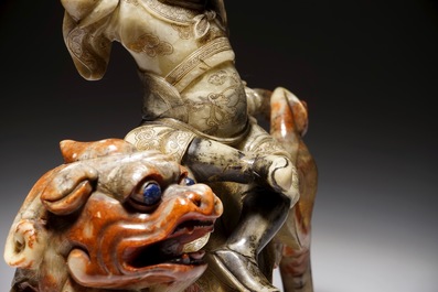 Une figure de l'immortel Vaishravana sur un lion bouddhiste en pierre de savon, Kangxi/Qianlong