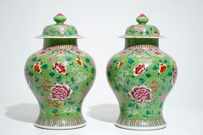 Une paire de vases couverts et une paire de jardini&egrave;res sur pr&eacute;sentoirs en porcelaine de Chine famille rose, 19/20&egrave;me