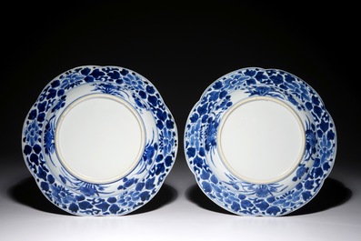 Une paire d'assiettes en porcelaine de Chine bleu et blanc, Kangxi