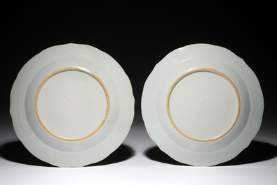 Une paire d'assiettes aux armoiries d'alliances en porcelaine de Chine famille rose, Qianlong
