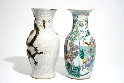 Un vase en porcelaine de Chine famille rose et un vase au dragon, 19&egrave;me