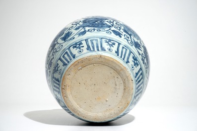 Een Chinese blauwwitte vaas met boeddhistische leeuwen en pioenen, Ming, Wanli