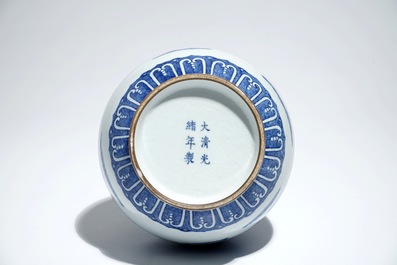 Un vase de forme bouteille en porcelaine de Chine bleu et blanc, marque et &eacute;poque de Guangxu