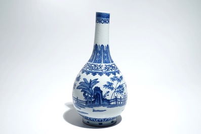 Un vase de forme bouteille en porcelaine de Chine bleu et blanc, marque et &eacute;poque de Guangxu