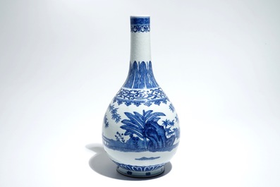 Un vase de forme bouteille en porcelaine de Chine bleu et blanc, marque et &eacute;poque de Guangxu