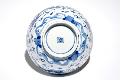 Un bol aux dragons en porcelaine de Chine bleu et blanc, Kangxi