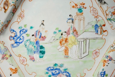 Twee Chinese famille rose hexagonale schotels met mandarijns decor, Qianlong