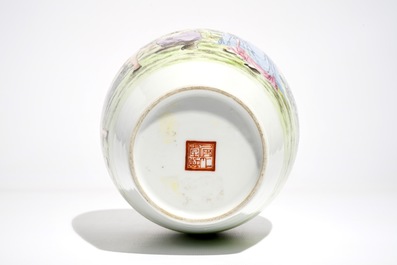 Un vase en porcelaine de Chine famille rose, marque de Ju Ren Tang, R&eacute;publique, 20&egrave;me