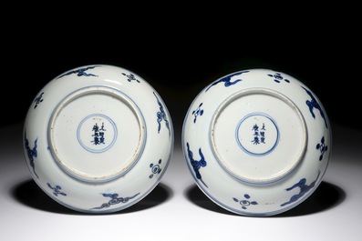 Une paire de coupes en porcelaine de Chine bleu et blanc, marque de Xuande, Wanli