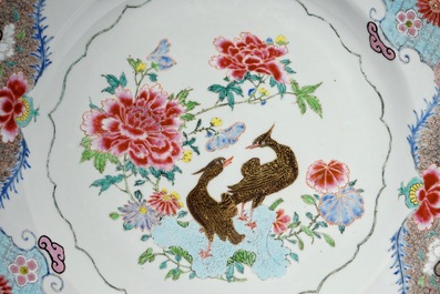 Une paire de grands plats en porcelaine de Chine famille rose aux canards mandarins, Yongzheng