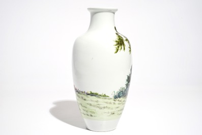 Un vase en porcelaine de Chine famille rose, marque de Ju Ren Tang, R&eacute;publique, 20&egrave;me