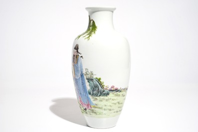 A Chinese famille rose vase with large figures, Ju Ren Tang mark, Republic, 20th C.