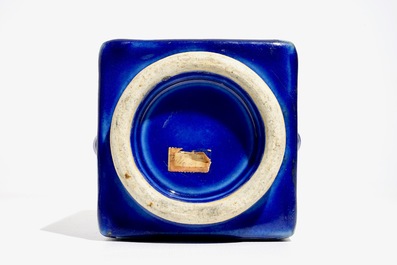 Un vase de forme cong en porcelaine de Chine famille rose sur fond bleu, 19&egrave;me