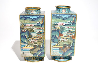 Een paar Chinese cloisonn&eacute; cong vazen, Qianlong merk, 19/20e eeuw