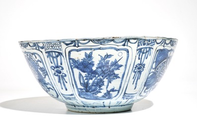 A large Chinese blue and white kraak porcelain bowl with floral design, Wanli