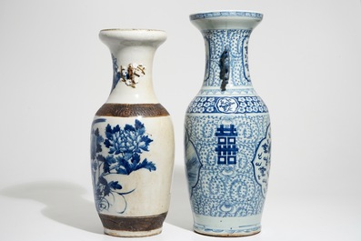 Twee grote Chinese blauwwitte vazen, 19/20e eeuw
