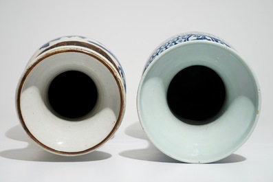 Deux grands vases en porcelaine de Chine bleu et blanc, 19/20&egrave;me