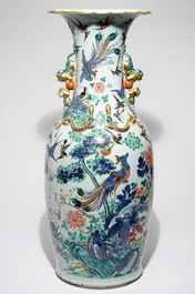 Un tr&egrave;s grand vase en porcelaine de Chine famille rose &agrave; d&eacute;cor d'un paon, 19&egrave;me