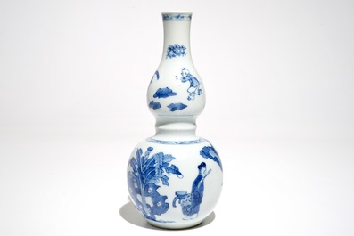 Un vase de forme double gourde en porcelaine de Chine bleu et blanc, Kangxi