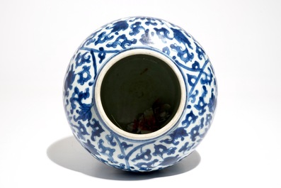 Un vase en porcelaine de Chine bleu et blanc aux rinceaux de lotus, Kangxi