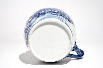 Une verseuse en porcelaine de Chine bleu et blanc &agrave; d&eacute;cor de paysage, Jiaqing