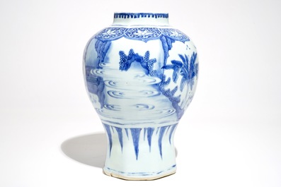 Een Chinese blauwwitte balustervaas met figuratief decor, Transitie periode