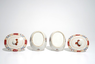 Une paire de terrines couvertes sur pr&eacute;sentoirs en porcelaine de Chine famille rose, Qianlong