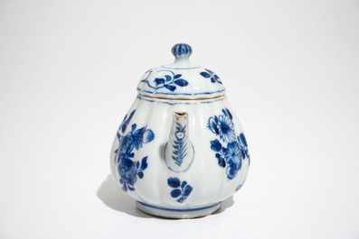 Une th&eacute;i&egrave;re, une assiette all&eacute;gorique et une tasse et soucoupe en porcelaine de Chine bleu et blanc, Kangxi/Qianlong