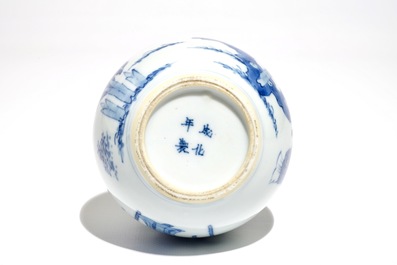 Un vase de forme double gourde en porcelaine de Chine bleu et blanc, Kangxi