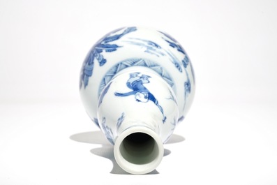 Un vase de forme double gourde en porcelaine de Chine bleu et blanc, Kangxi