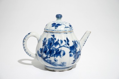 Een Chinese blauwwitte theepot, een allegorisch bordje en een kop en schotel, Kangxi/Qianlong